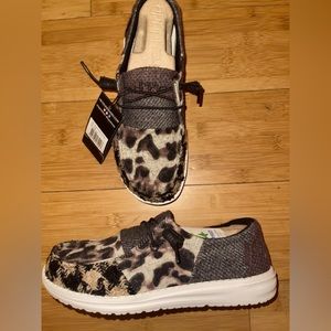 Woman’s hey dude size 7❤️❤️😍‼️